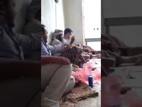 مزاح بين مجموعة من الأصدقاء