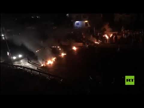 قطع عدد من الطرقات الرئيسية في لبنان بالإطارات المشتعلة