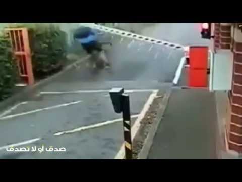 اصطدام دراجة هوائيَّة بحاجز مروري