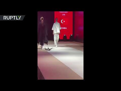 شاهد قطَّة تتحدى عارضات الأزياء في تركيا خلال أزمود الدولي