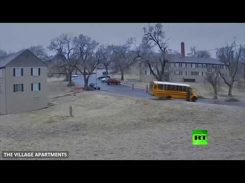 شاهد لحظة انقلاب حافلة مدرسية على طريق جليدي في الولايات المتحدة