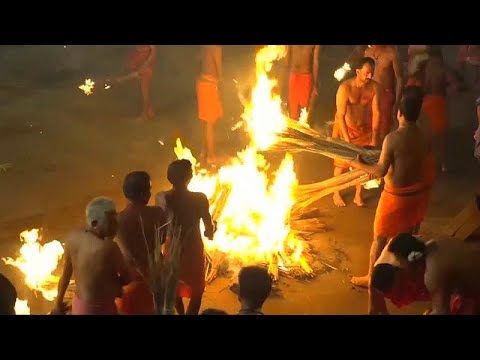 الآلاف يحتفلون بـمعركة النار في الهند