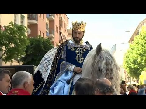 ملوك وأحصنة مزركشة في مهرجان خيول الخمر بإسبانيا