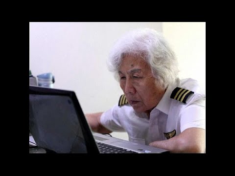 عجوز 82 عامًا تحلّق في الأجواء مستخدمة طائرة تكنام بي 2010