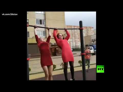 فتاتان روسيتان تقدمان عرضًا مثيرًا في القوة
