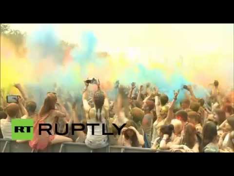 سكان موسكو يشاركون في مهرجان الألوان الهندوسي